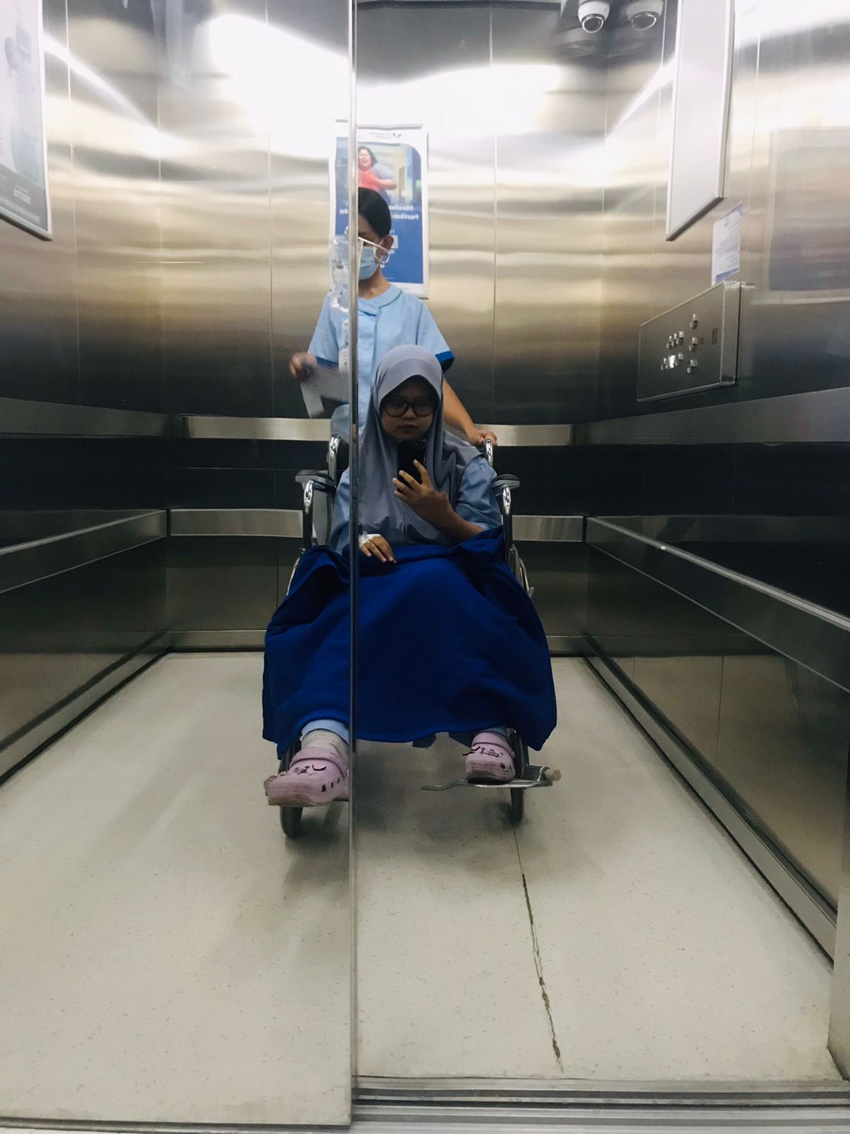 Lutut kiri yang mengalami meniskus robek grade 3 dengan pembengkakan akibat cedera.